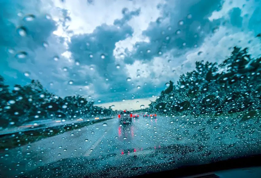 kinh nghiệm lái xe trời mưa